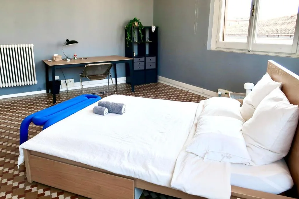 Spacious Esthers Room E Near SMN