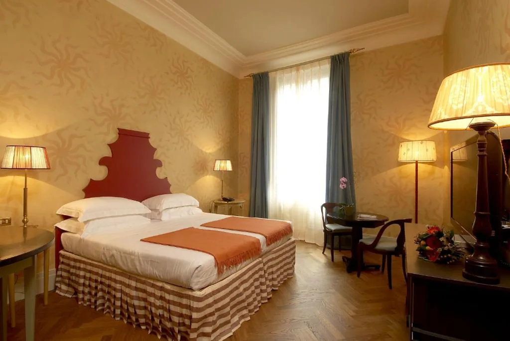 Suite con 1 Camera da Letto e Vista Città — Antica Torre Tornabuoni