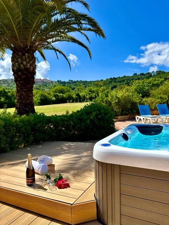 Suite with Hot Tub — Casa Campanella Resort