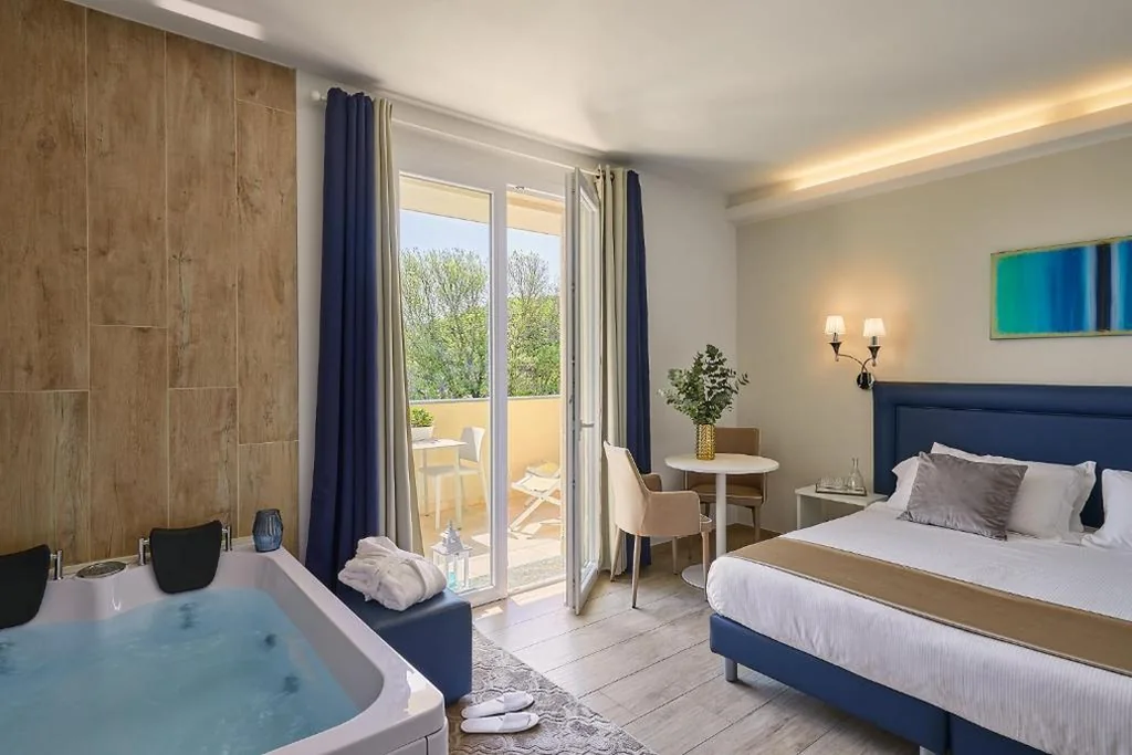 Suite with Hot Tub — Golden Hotel