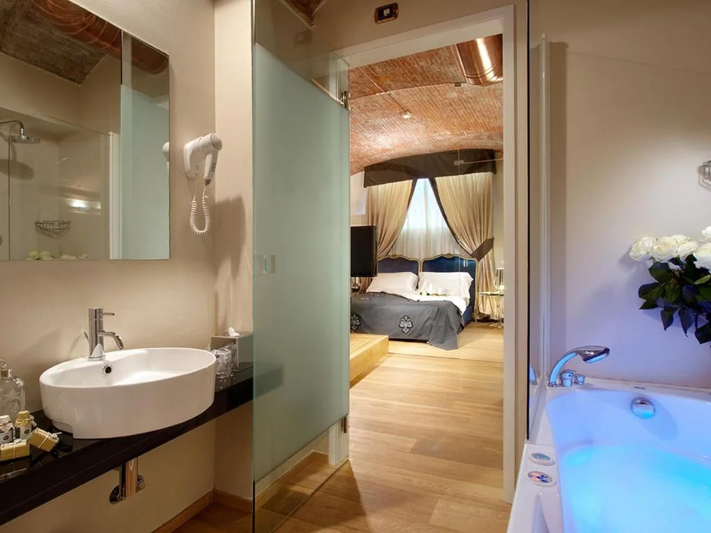 Suite con Vasca Idromassaggio — Graziella Patio Hotel