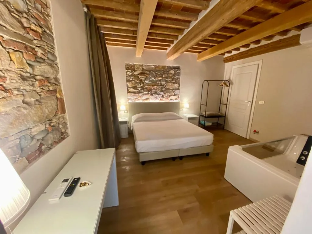 Suite con Vasca Idromassaggio — Il Tiglio Jacuzzi&Sauna