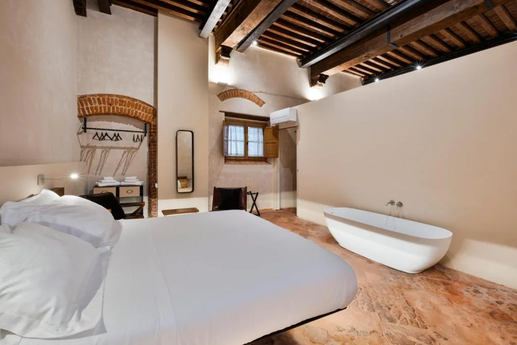 Suite con Vista Giardino — Badia Giulia Prestigious Historical B&B, Camaiore – Adults Only – No Pets