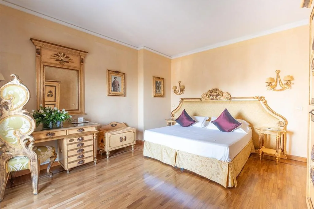 Deluxe Suite with Balcony - Historic Villa — Park Hotel Villa Ariston