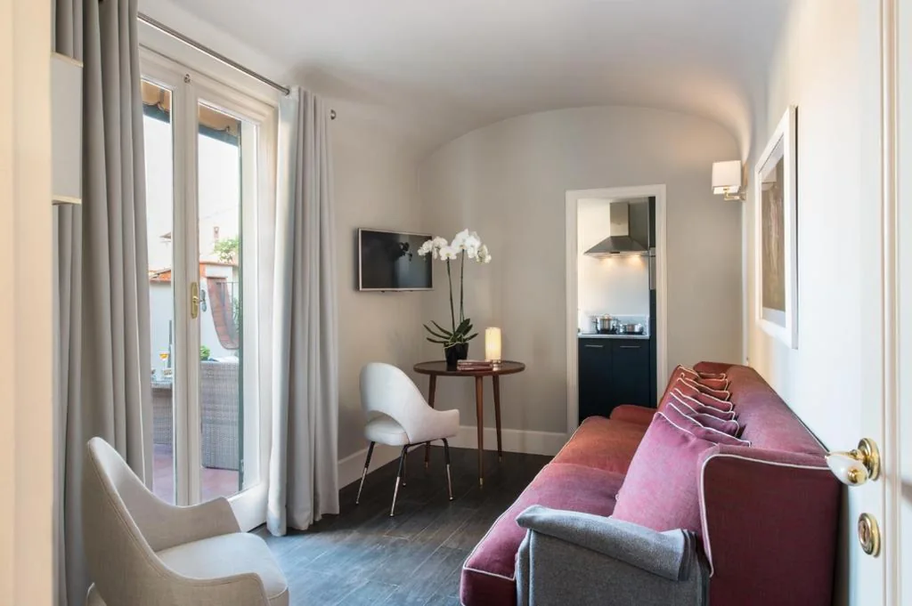Deluxe Suite with Terrace — Tornabuoni Suites Collection Residenza D’Epoca