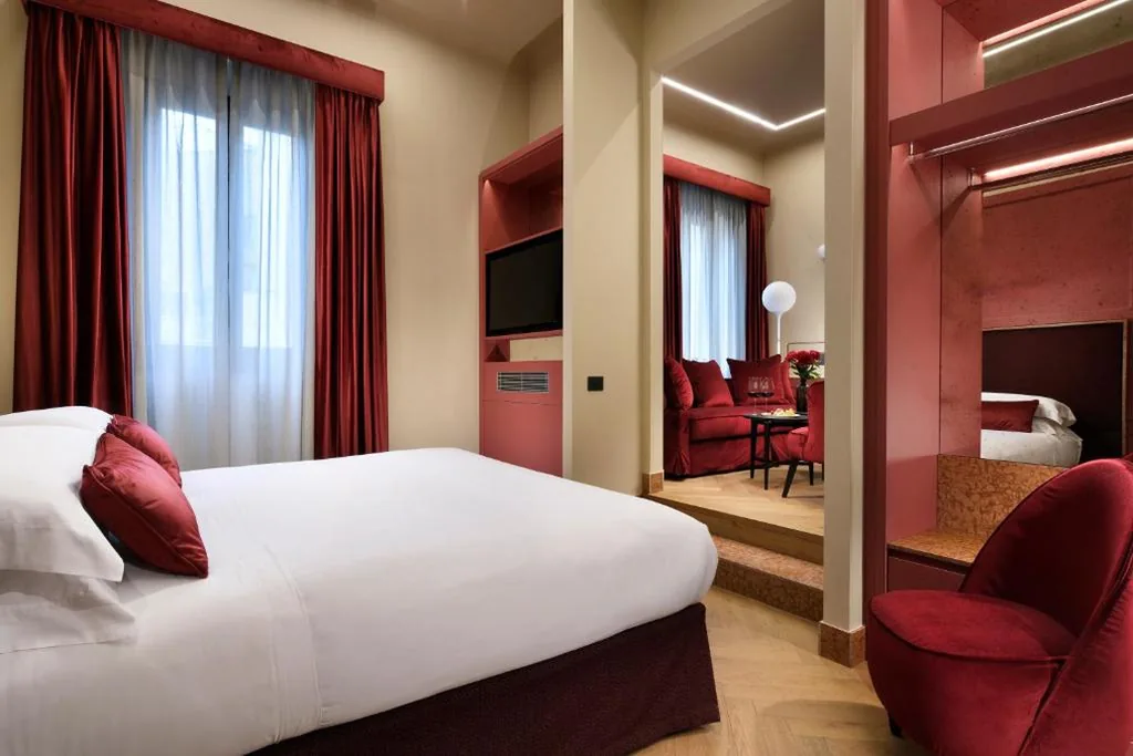 Deluxe Suite with Hot Tub — Floren Hotel
