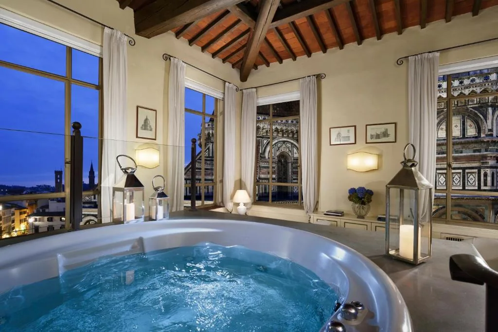 Suite Deluxe con Vasca Idromassaggio — Palazzo Niccolini al Duomo Residenza D’Epoca
