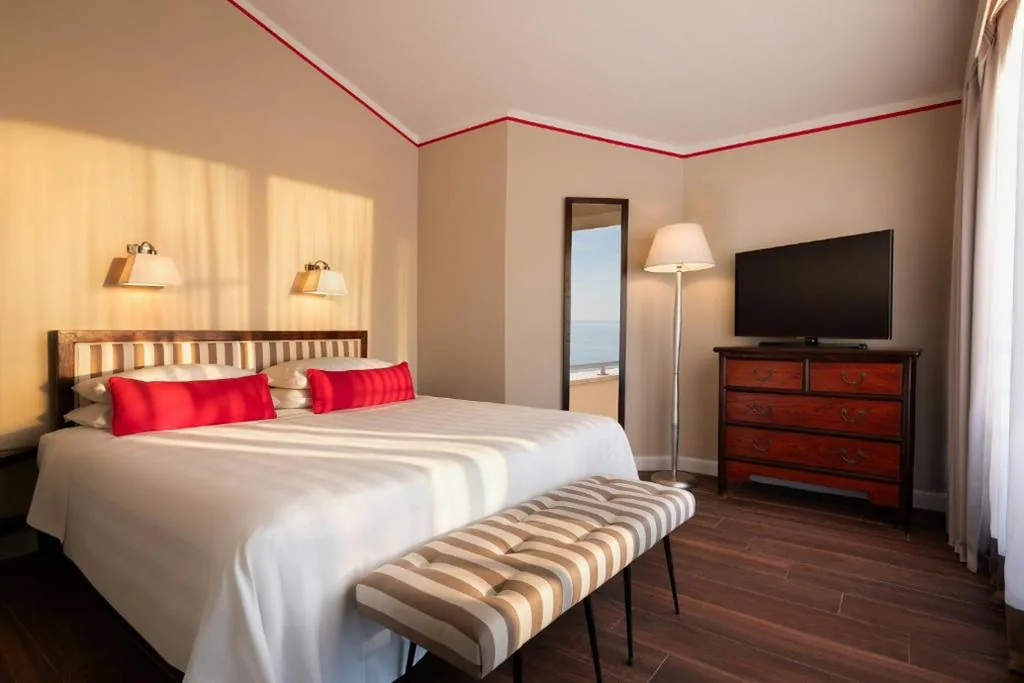 Deluxe Suite with Sea View — Hotel Sina Astor