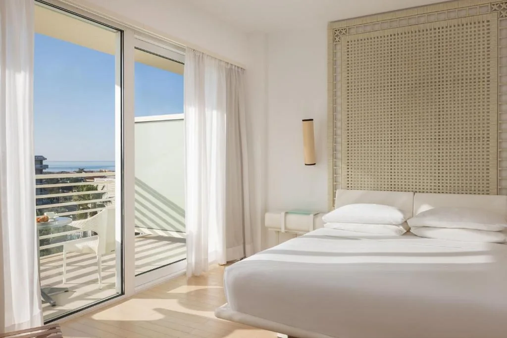 Suite Deluxe Junior con Divano Letto e Vista Mare Parziale — Versilia Lido | UNA Esperienze