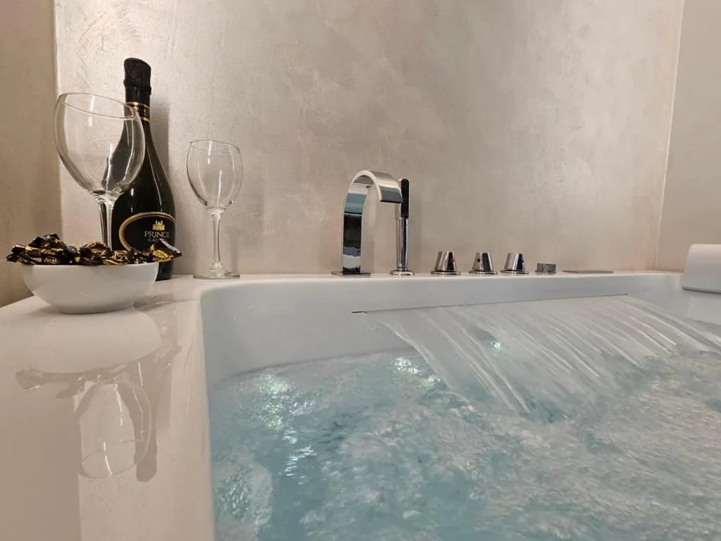 Suite King con Vasca Idromassaggio — Il Tiglio Jacuzzi&Sauna