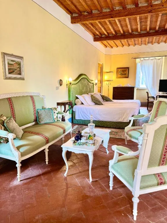 Deluxe King Suite — Villa La Dogana – B&B with a lovely garden – Private parking – Slow living in an old-fashioned historical home