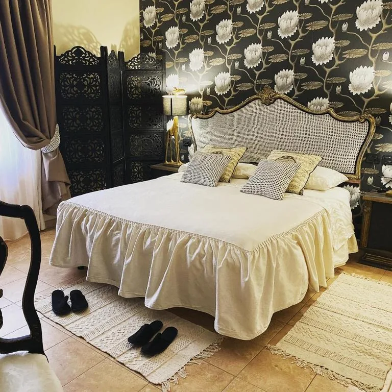 Queen Suite with Pool View — Sotto il cielo di Toscana casa vacanze no hotel service only adults