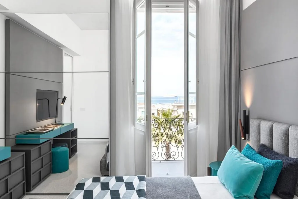 Superior Suite with Sea View — Hotel Plaza e de Russie – Relais & Châteaux