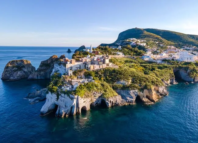 Un traghetto verso le isole pontine di Ponza e Ventotene, raggiungibili solo via mare