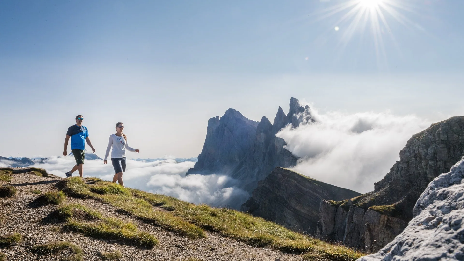 Un sentiero di trekking tra le Dolomiti d'estate