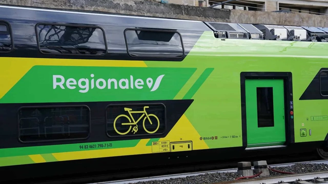 Un treno regionale nel Lazio, il modo più comodo per raggiungere molte mete da Roma