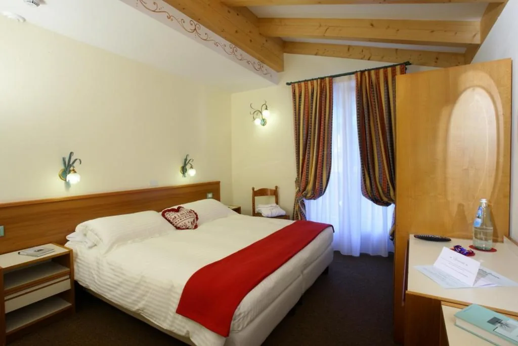 2 Connecting Rooms — Hotel des Alpes