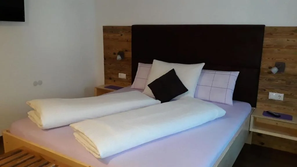 Large Double Room — B&B Frühlingsheim