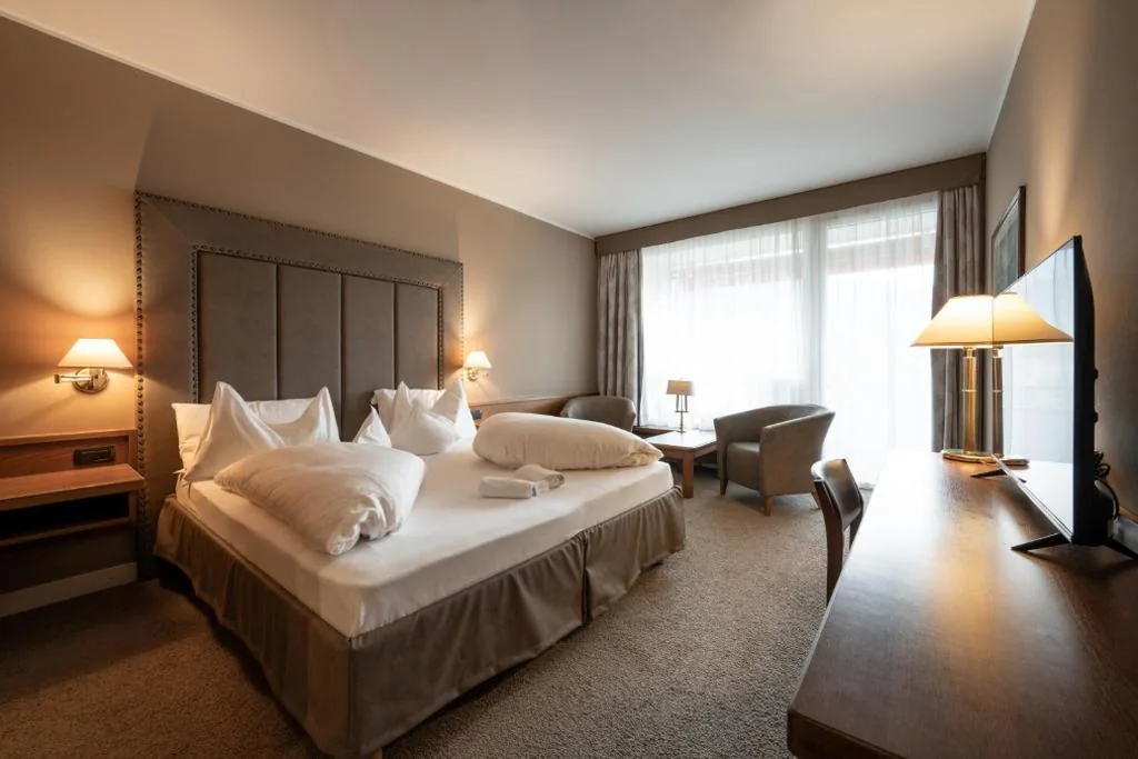 Ampia Camera Matrimoniale/Doppia con Letti Singoli — Dominik Alpine City Wellness Hotel Brixen – Adults only
