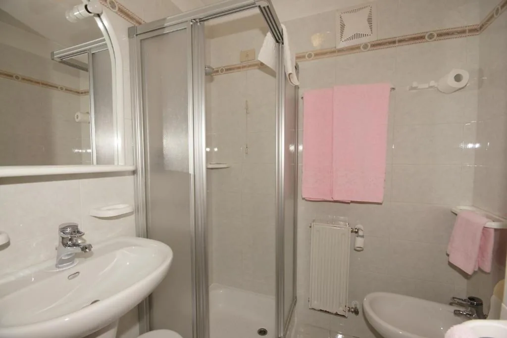 Large Double/Twin Room — Hotel Villa Mozart