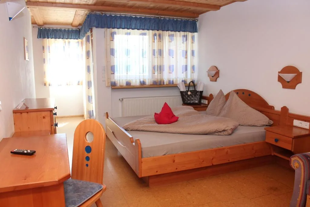 Spacious Double Room — Pension Widmann