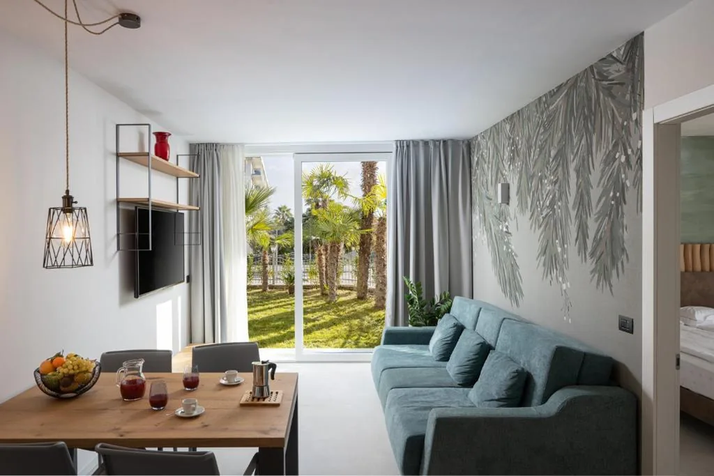 Ground-Floor Apartment with Garden — Aris Apartments & Sky Pool – Tonelli Hotels – Adult Friendly