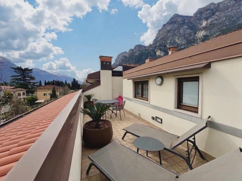 Appartamento con 2 Camere da Letto e 2 Bagni - Mansarda — Residence Alle Palme