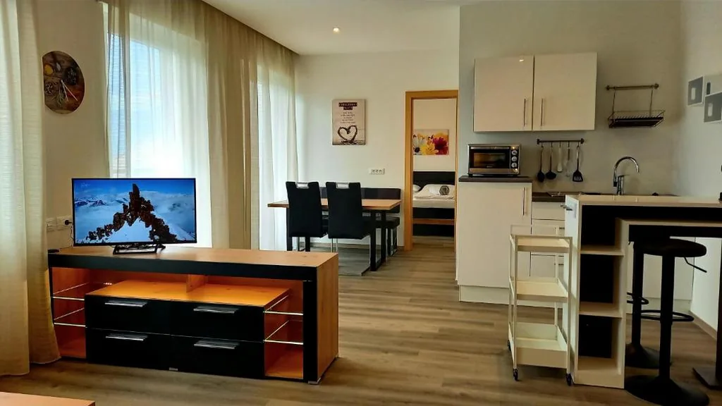 Apartment with Balcony — Hotel Garni Grüner Baum (Albero Verde)