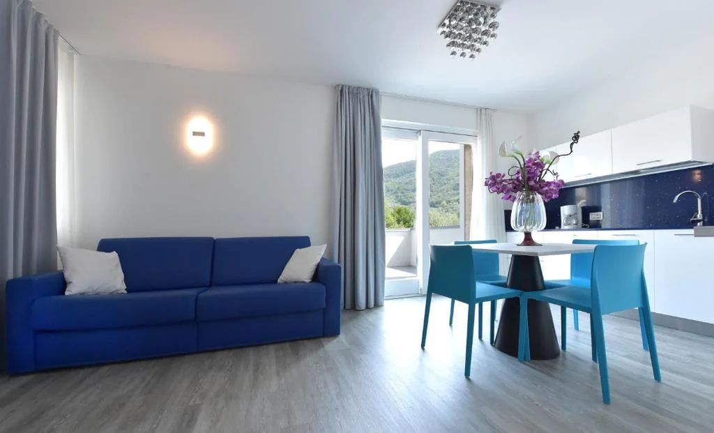 Appartamento Superior con Terrazza e Vasca Idromassaggio Jacuzzi® — Primavera ApartmentSuites