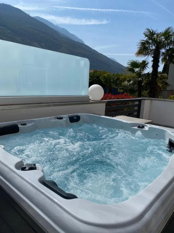 Appartamento Superior con Vasca Idromassaggio — Hotel Aurora & Appartamenti