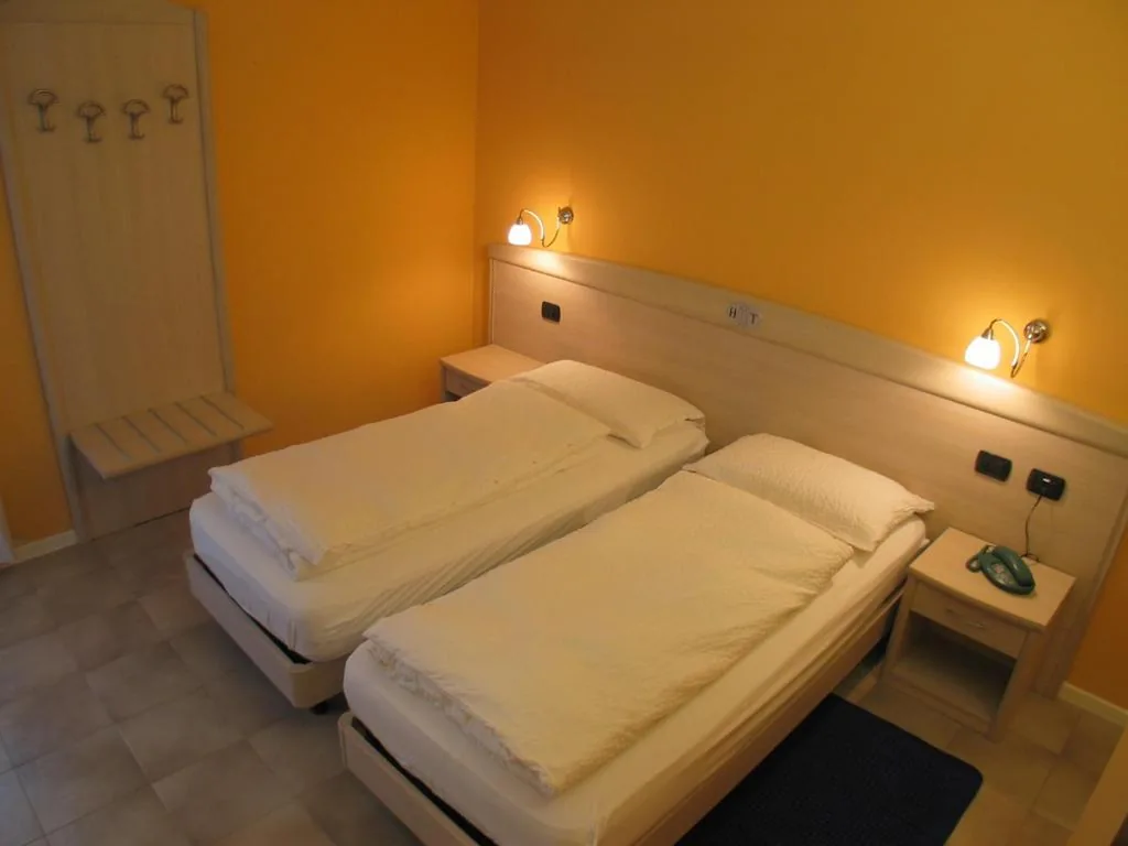 Camera Budget Matrimoniale/Doppia con Letti Singoli — Hotel Toresela Bike am Gardasee