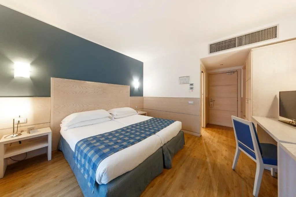 Camera Classic Matrimoniale/Doppia con Letti Singoli — Caravel Bike Hotel