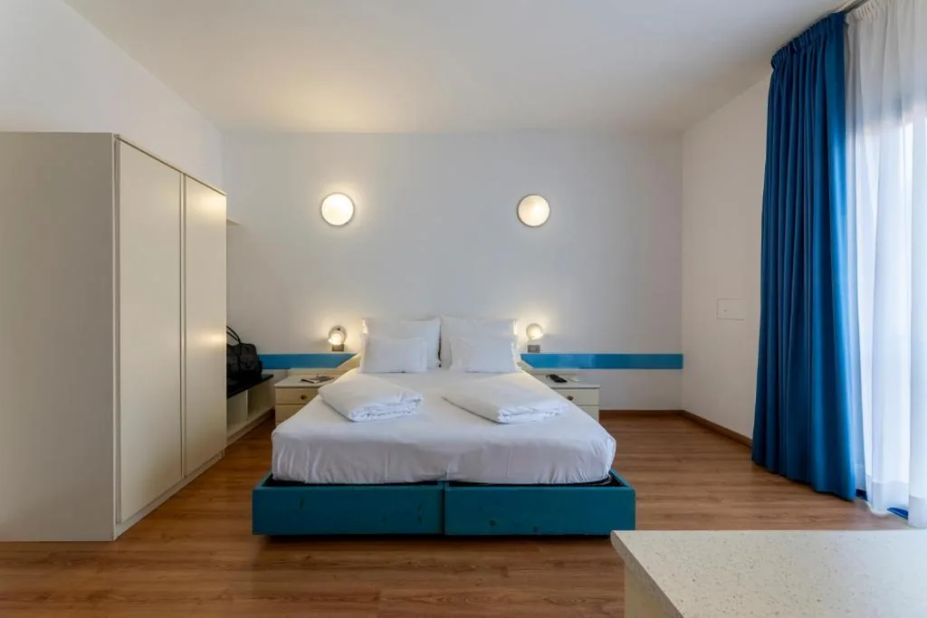Camera Classic Matrimoniale o Doppia con Letti Singoli con Balcone — Hi Hotels Riva del Garda