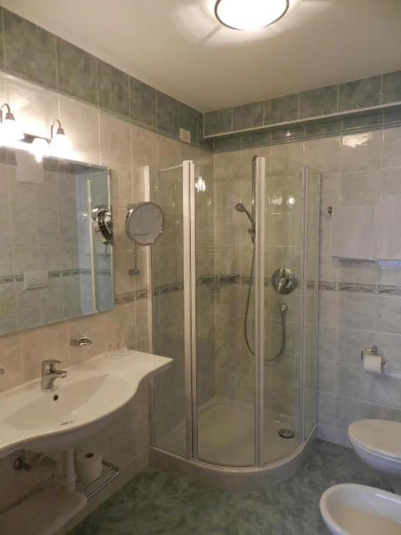 Camera Comfort Matrimoniale/Doppia con Letti Singoli — Garni Hotel Mezdi