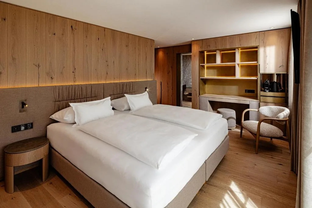 Camera Deluxe Matrimoniale/Doppia con Letti Singoli con Vista Montagna — Boutique Hotel Nives – Luxury & Design in the Dolomites
