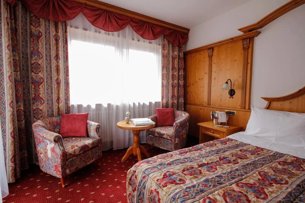 Camera Deluxe Matrimoniale/Doppia con Letti Singoli con Vista Montagna — Hotel Alpi