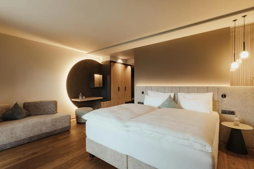 Deluxe Double/Twin Room with Whirlpool Tub — Hotel B&B Feldmessner