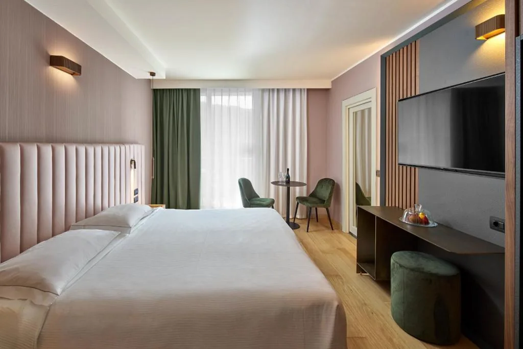 Camera Deluxe Matrimoniale/Doppia con Letti Singoli con Balcone — Hotel Kristal Palace – Tonelli Hotels – Adult Friendly