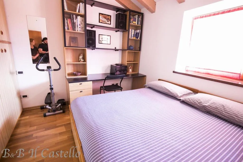 Camera Deluxe Matrimoniale/Doppia con Letti Singoli e Bagno in Comune — Il Castello