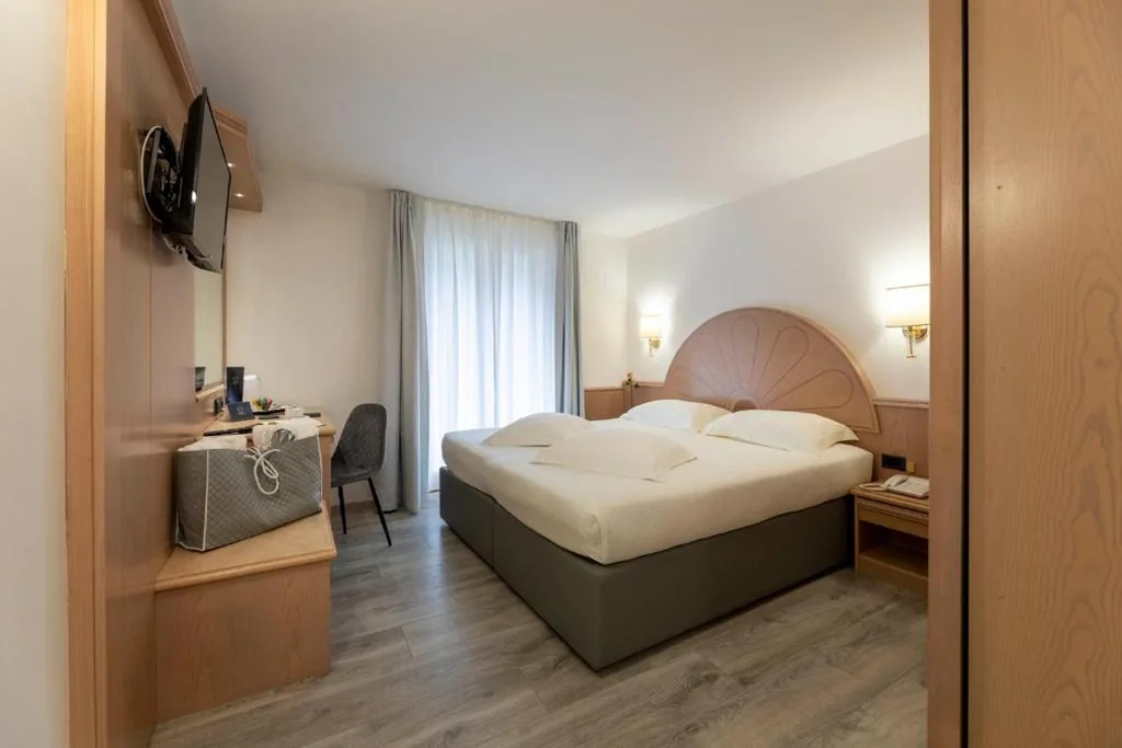 Deluxe Double/Twin Room with Balcony — Olympic Palace