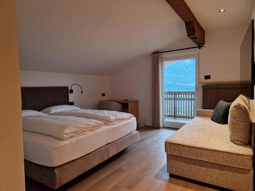 Camera Deluxe Matrimoniale/Doppia con Letti Singoli con Balcone — Pomella’s Guesthouse