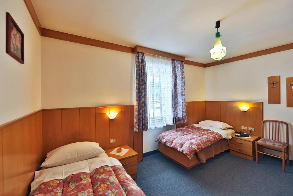 Camera Doppia con Letti Singoli con Bagno — Hotel Fiorenza