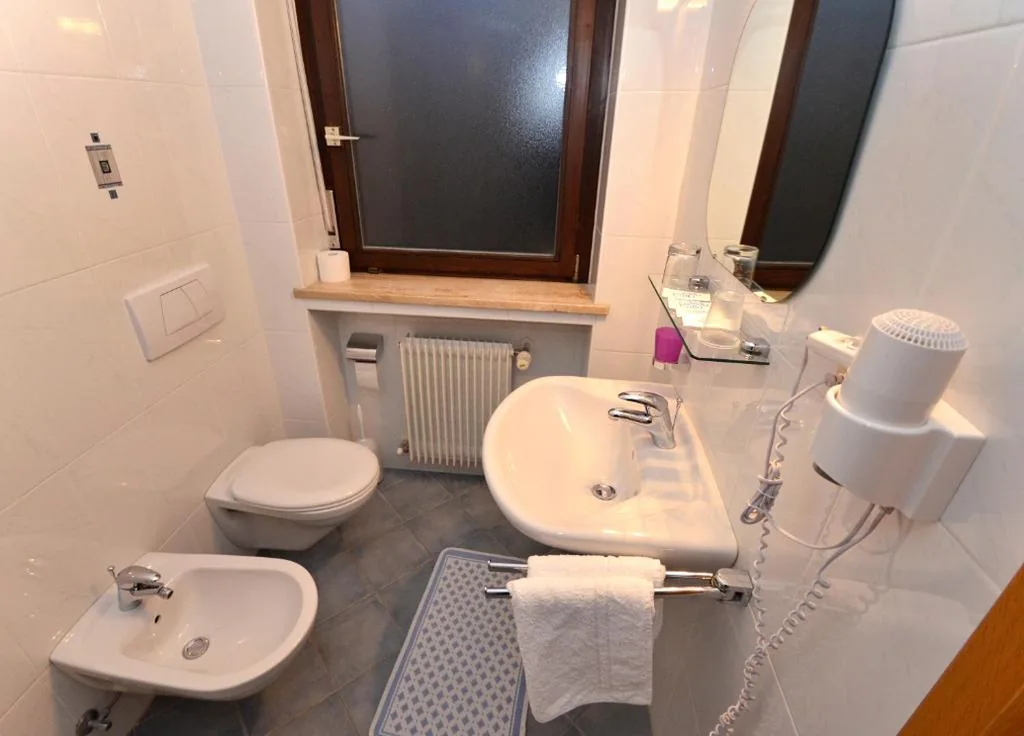 Camera Doppia con Letti Singoli con Balcone — B&B Transit Rooms – Your Stopover, Free Parking
