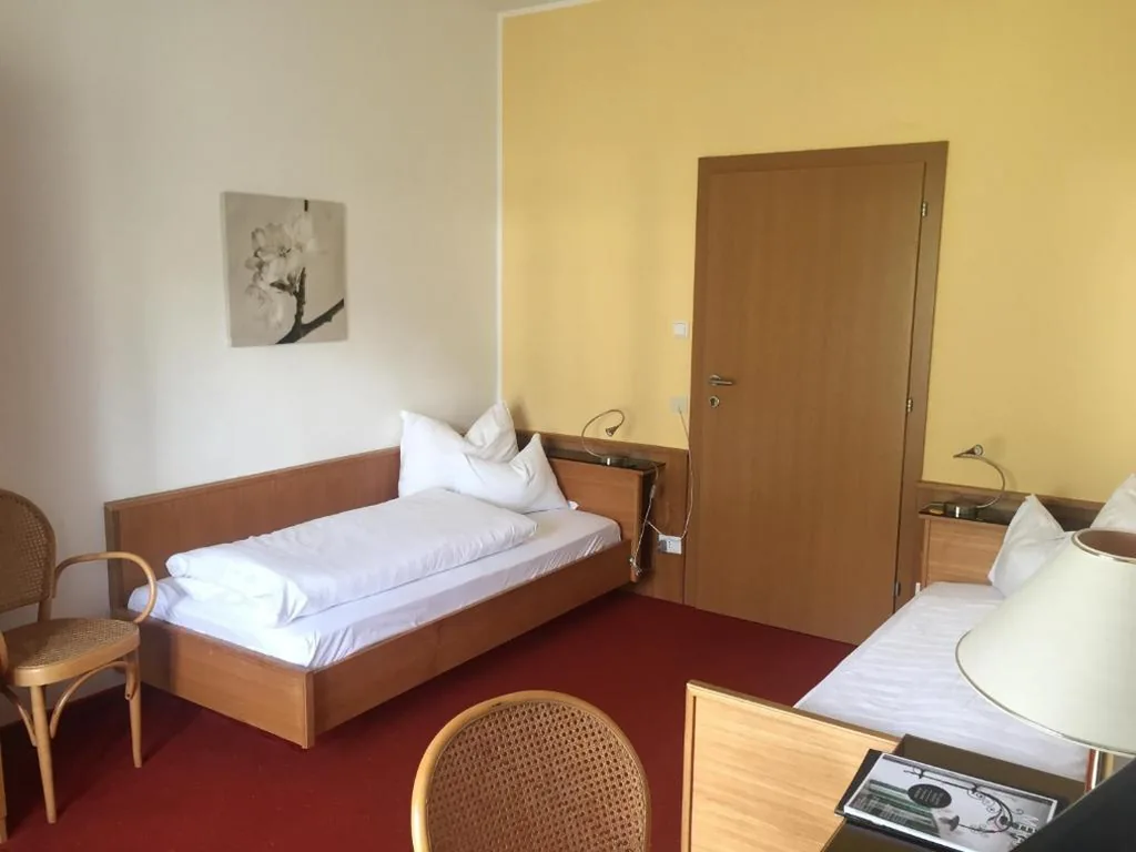 Camera Doppia con Letti Singoli con Balcone — Hotel Zima