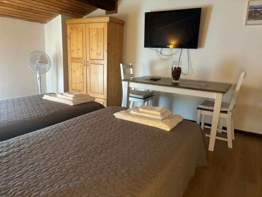 Double Room with Single Beds and Shared Bathroom — bed an breakfast Aurora