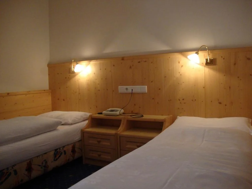 Camera Economy Doppia con Letti Singoli — Hotel Jú Furcia