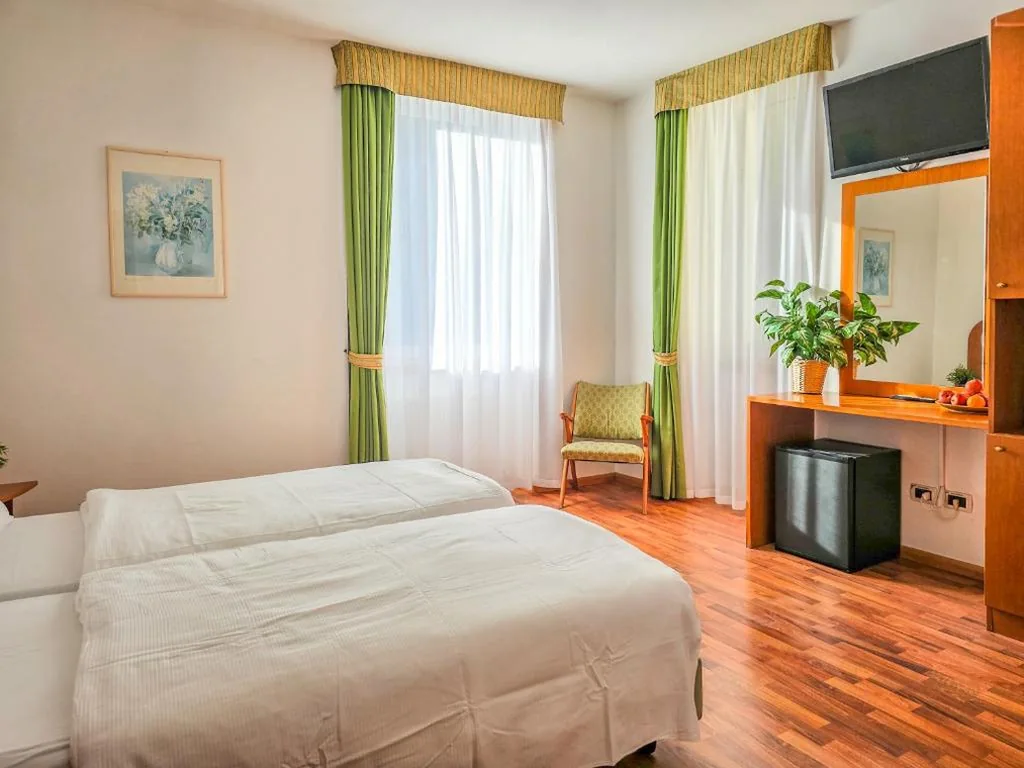 Camera Economy Matrimoniale/Doppia con Letti Singoli — Aparthotel Englovacanze