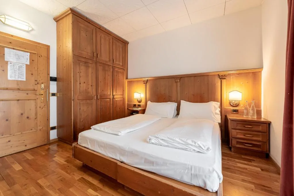 Camera Economy Matrimoniale/Doppia con Letti Singoli — Hotel Dolomiti Schloss
