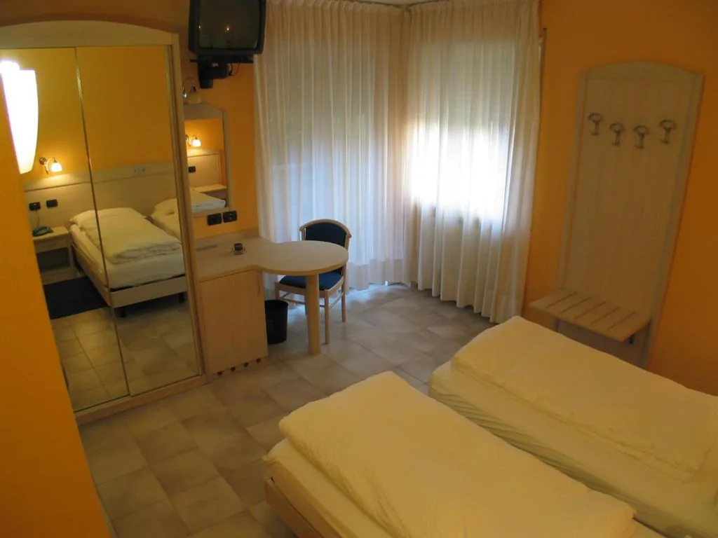 Camera Economy Matrimoniale/Doppia con Letti Singoli — Hotel Toresela Bike am Gardasee