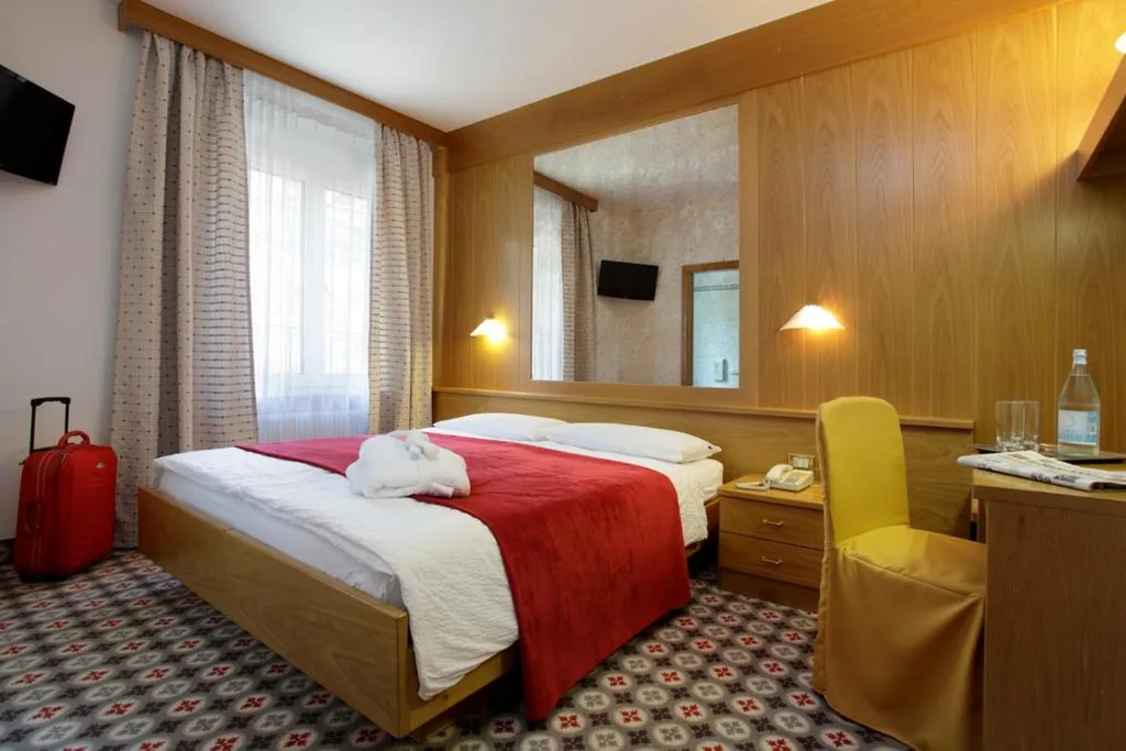 Camera Essential — Hotel Olympia